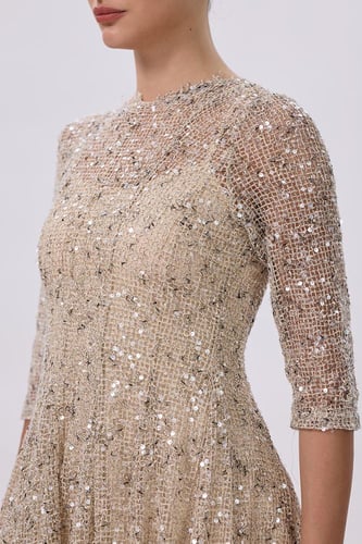 فستان بييج بتصميم شبكي ذهبي