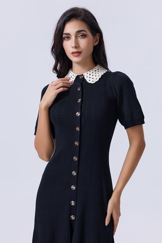 فستان أسود بياقة كروشيه وأزرار أمامية