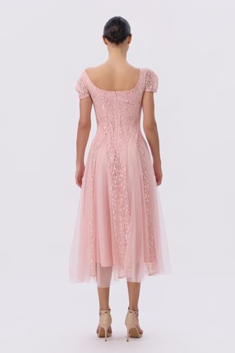 فستان وردي ناعم بتفاصيل تول حالمة