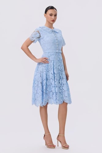 فستان سماوي دانتيل بقصة أنثوية وحزام خصر | إطلالة...