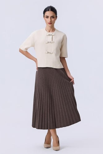 بلوزة أوف وايت بأزرار معدنية أنيقة