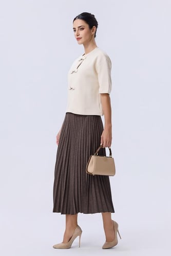 بلوزة أوف وايت بأزرار معدنية أنيقة