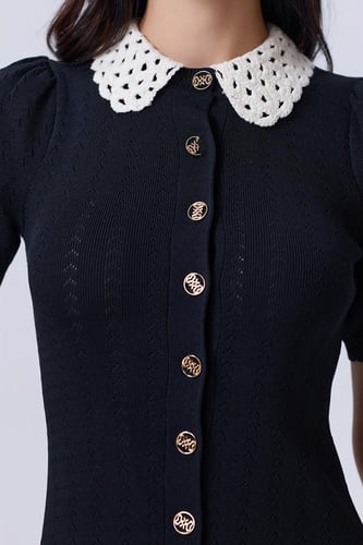 فستان أسود بياقة كروشيه وأزرار أمامية