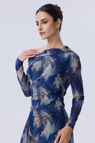 فستان طويل أزرق مطبوع بأكمام طويلة وكتف مكشوف