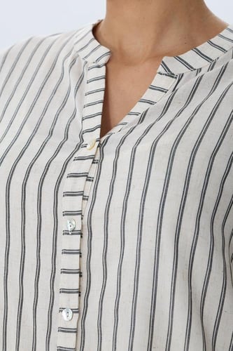 بلوزة مخططة أنيقة بقصة مريحة ولمسة عصرية