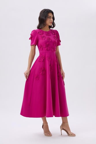 فستان فوشي بتطريز الورد