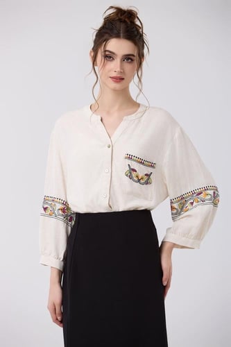 بلوزة كتان مع تطريز