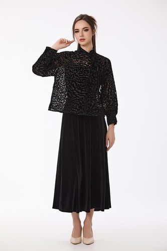 بلوزة طبعة مخمل بلوني الاسود والكحلي