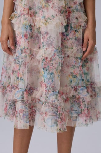 فستان ميدي مزهر بطبقات ناعمة وأكمام كشكش أنثوية |...