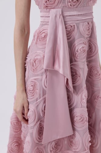 فستان وردي ميدي بتفاصيل ثلاثية الأبعاد وقصة أنثوية...