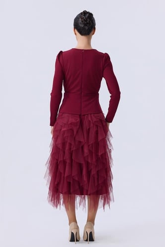 فستان عنابي بطبقات تول