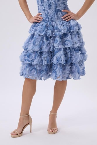 فستان أزرق قصير بطبقات وورود