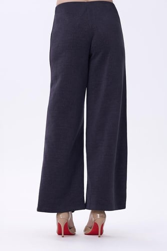 بنطلون رمادي بقصّة واسعة