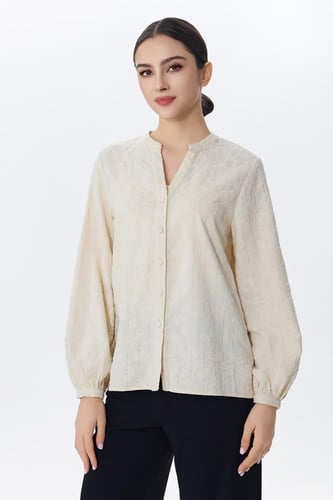 بلوزة بيج كتان مزخرفة بأزرار أمامية