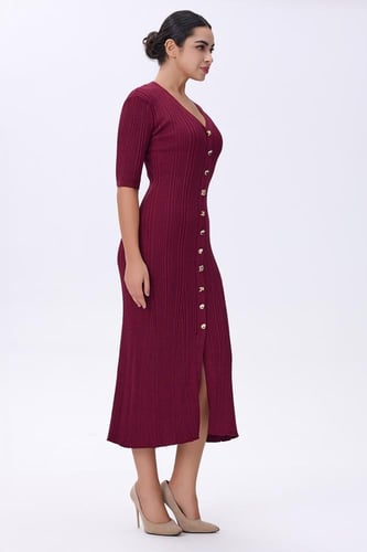 فستان عنابي محبوك بأزرار أمامية