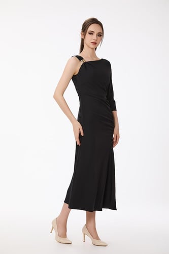 فستان كريب أسود بكتف روماني