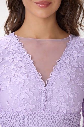 فستان دانتيل ليلكي مع كلف