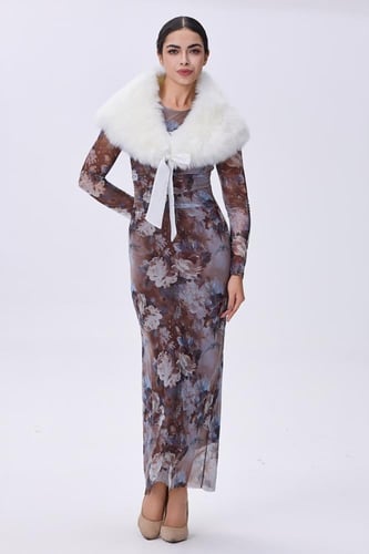 شال ابيض بفرو ناعم وربطة ساتان