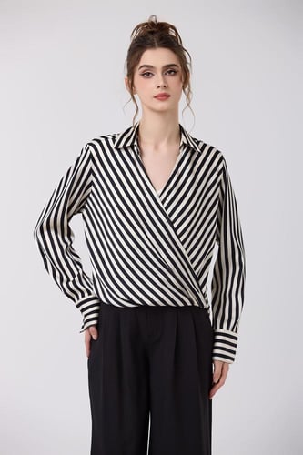 بلوزة بقصة صدر مزدوج