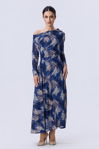 فستان طويل أزرق مطبوع بأكمام طويلة وكتف مكشوف