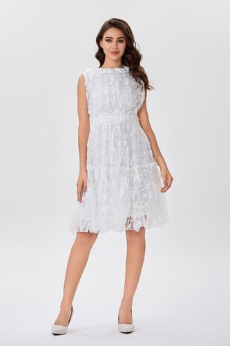 فستان دانتيل ابيض بياقة كشكش