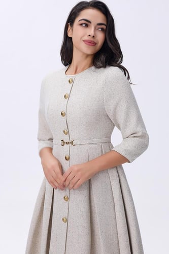 فستان بيج أنيق بتفاصيل أزرار ذهبية