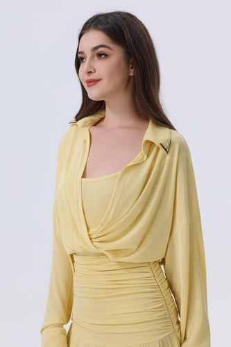 فستان أصفر أنيق بياقة مزخرفة ولمسة كلاسيكية راقية