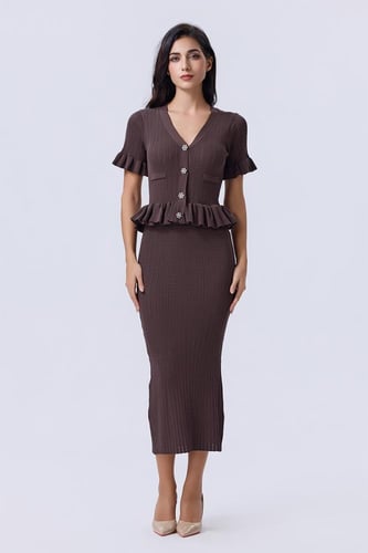 فستان بني محبوك بياقة V وكشكش أنثوي