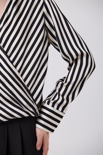 بلوزة بقصة صدر مزدوج