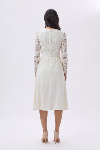 فستان دانتيل أبيض بأزرار أمامية وقصة ناعمة