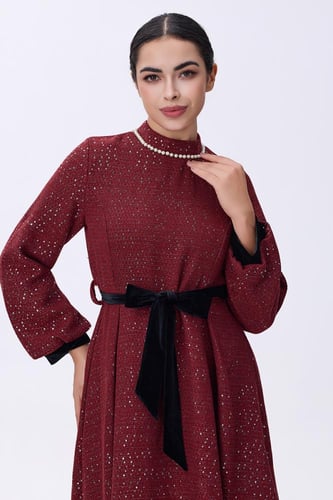 فستان سهره عنابي أنيق بحزام ساتان أسود