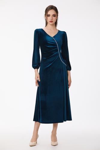 فستان مخمل مع اكسسوار