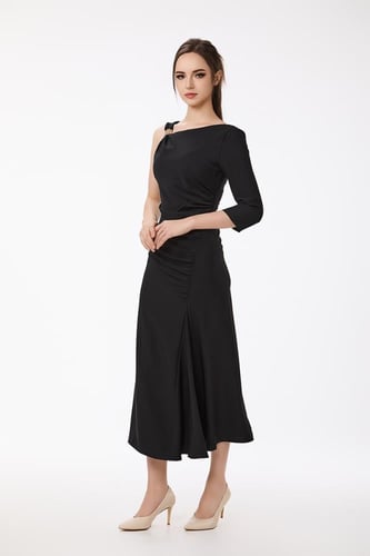 فستان كريب أسود بكتف روماني