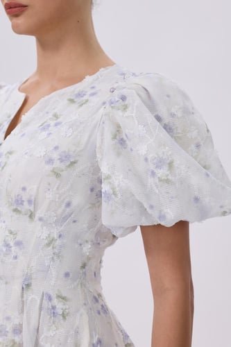 فستان أبيض ميدي بنقوش ورود ناعمة