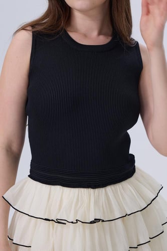 فستان أسود بتنورة طبقات مكسي