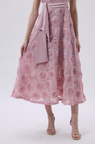 فستان وردي ميدي بتفاصيل ثلاثية الأبعاد وقصة أنثوية...