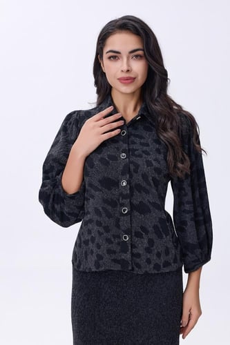 بلوزة رمادية بنقشة فهد وأزرار أمامية