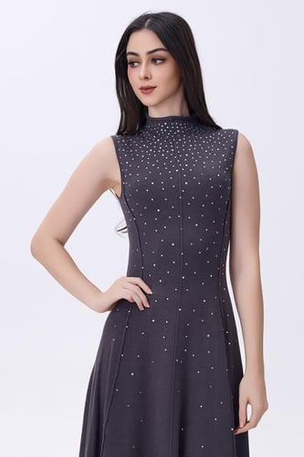 فستان رصاصي مطرّز بتفاصيل براقة