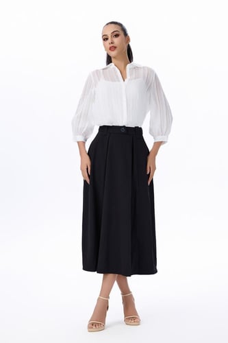 بلوزة بيضاء مخططة بأكمام منفوخة