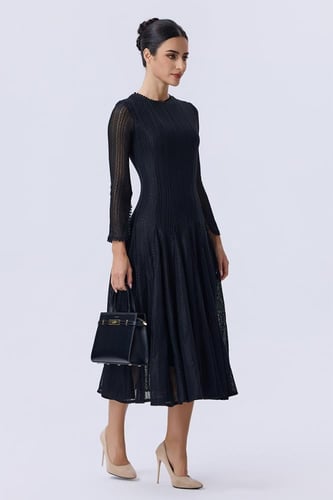 فستان أسود دانتيل أنيق بأكمام طويلة