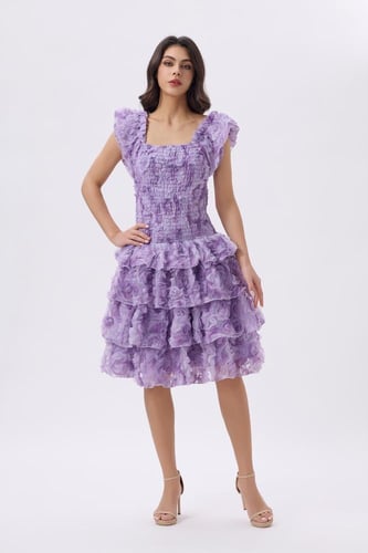 فستان بنفسجي قصير بطبقات وورود