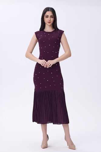 فستان بورغندي مزين باللؤلؤ وتنورة بليسيه