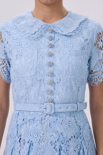 فستان سماوي دانتيل بقصة أنثوية وحزام خصر | إطلالة...