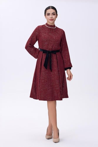 فستان سهره عنابي أنيق بحزام ساتان أسود