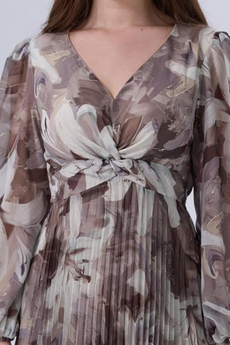 فستان بني فاتح