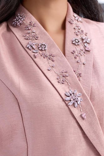 فستان وردي بتطريز ناعم