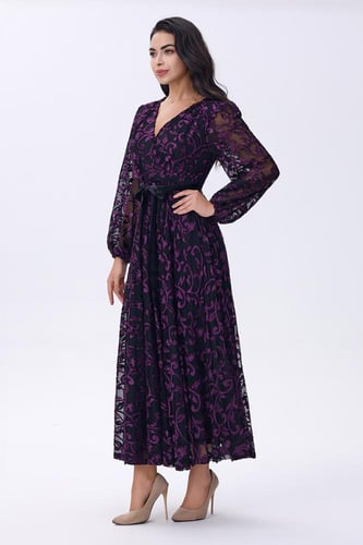 فستان دانتيل أسود مطرز بالأرجواني مع حزام خصر