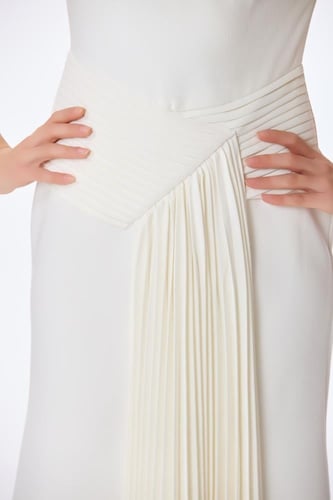 فستان كريب بكتف روماني