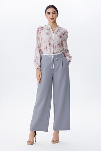 بلوزة بطبعة ورود بلون وردي