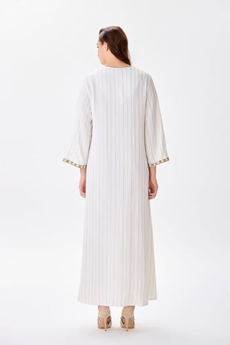 جلابية كتان كلاسيكية بتقليم ذهبي